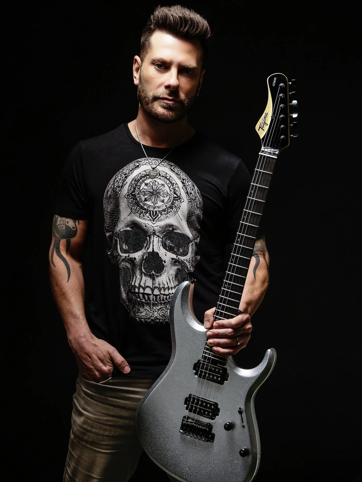 Mauricio Alabama com sua guitarra